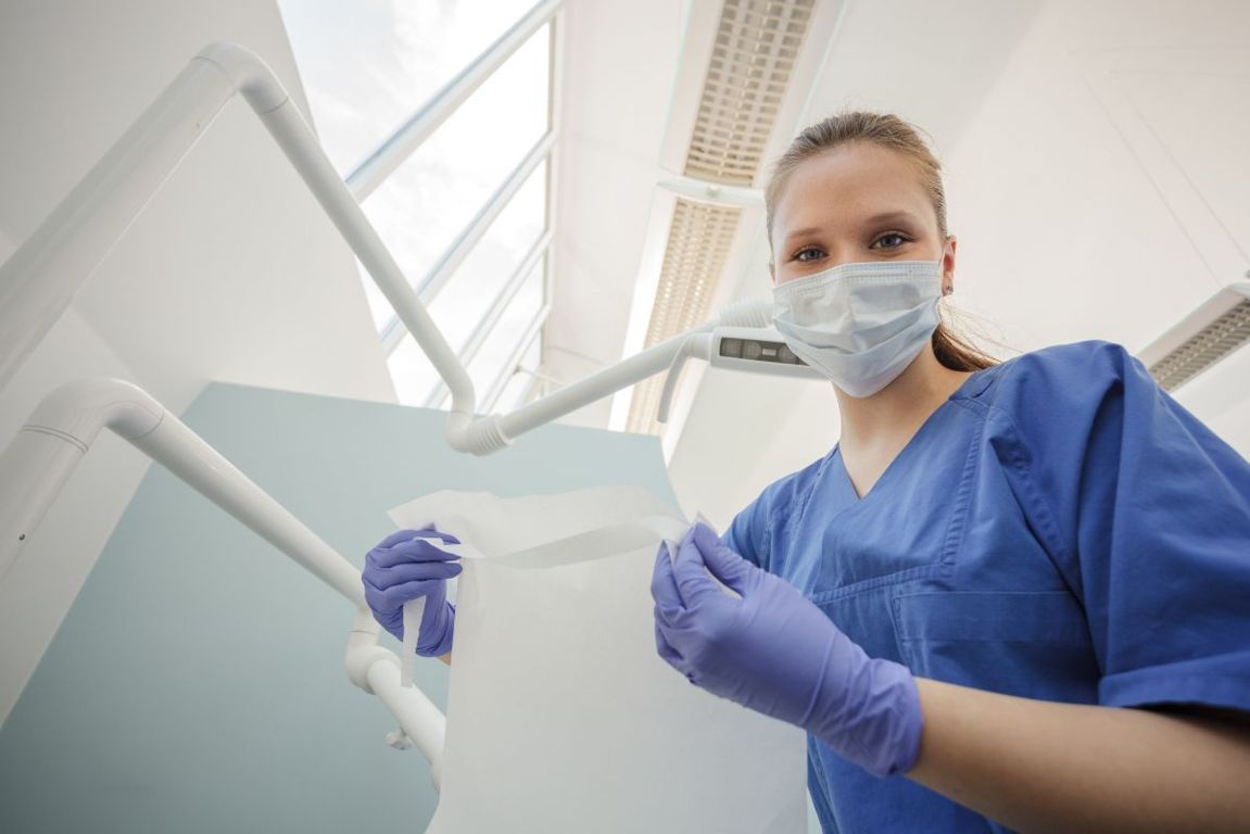 assistente alla poltrona in studio dentistico